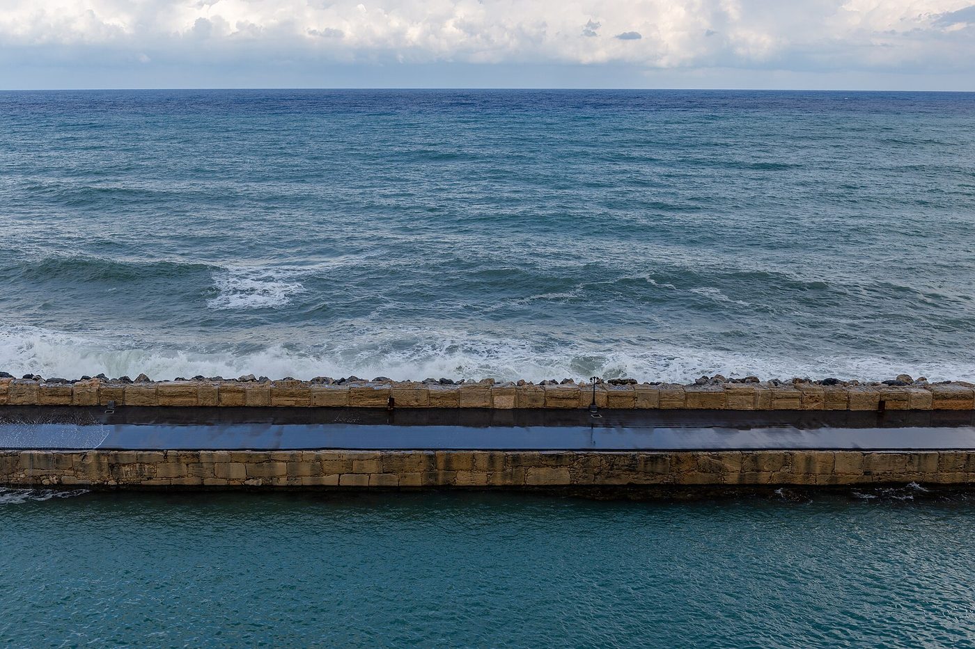 Hafen von Girne (Kyrenia) mit Booten und Kaimauer